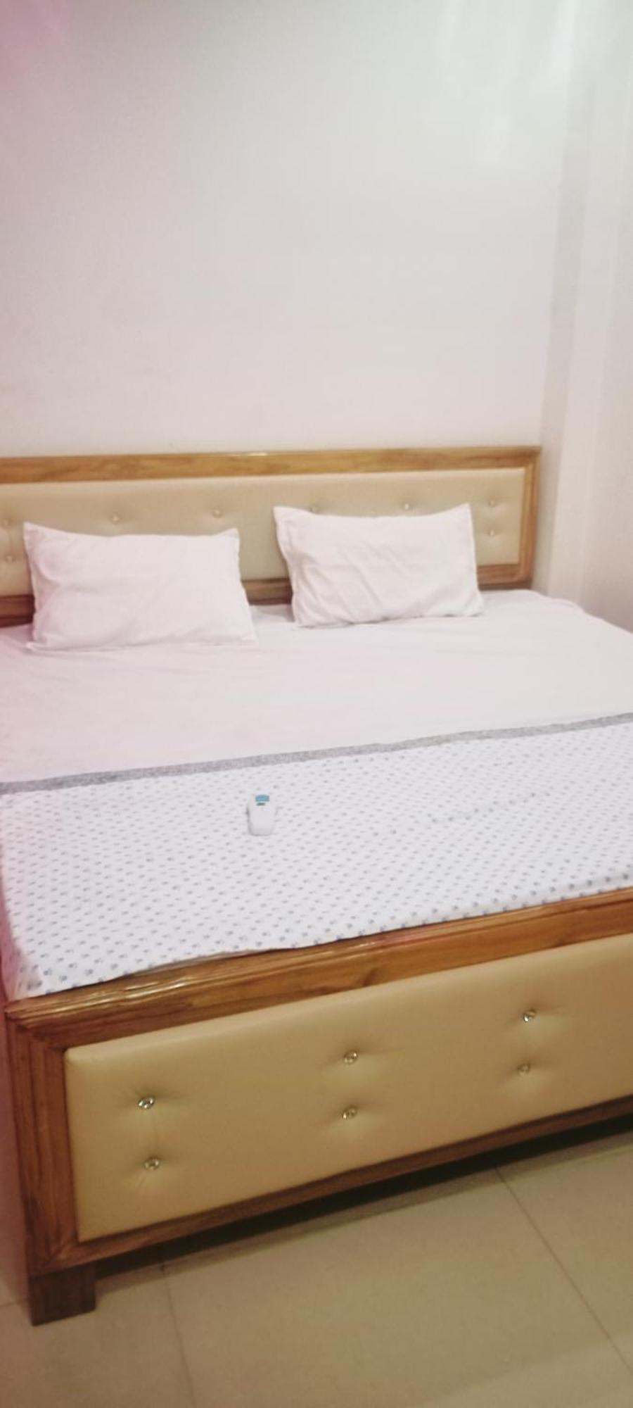 Отель Maa Savitri Gest House Ayodhya Экстерьер фото
